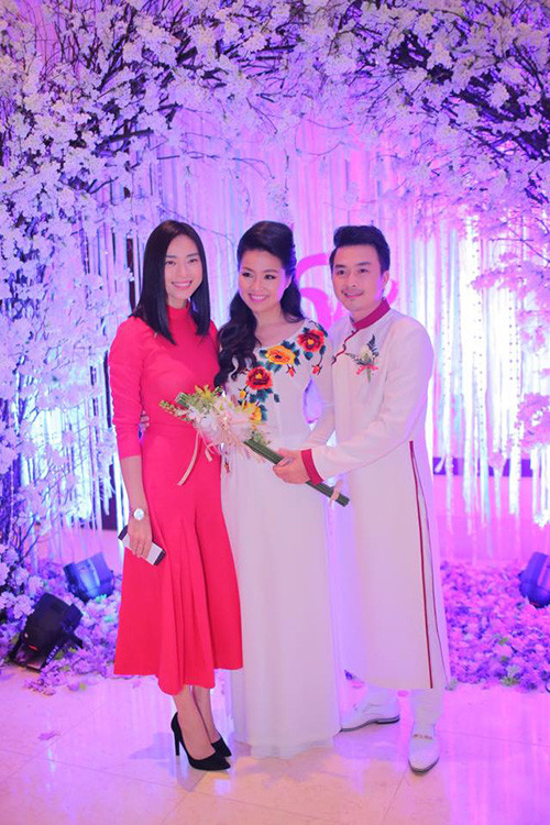 Ngô Thanh Vân diện váy đỏ rực đi đám cưới người em thân thiết. Lê Khánh là diễn viên chính trong phim Tết "Ngày nảy ngày nay" mà Ngô Thanh Vân sản xuất, ra rạp mùa xuân năm nay. 5-8005-1420026866.jpg