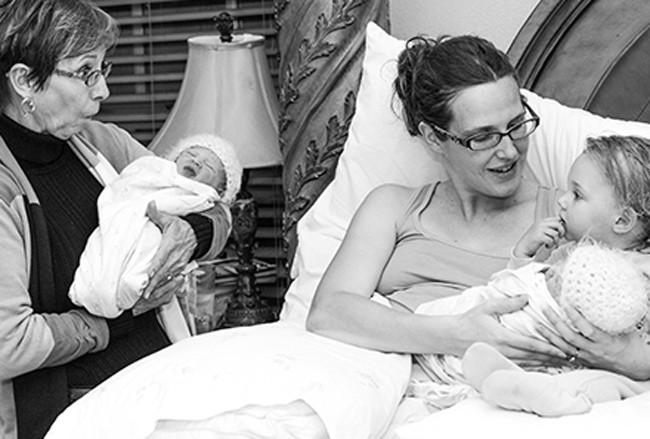 “Xem tận mắt” cặp song sinh chui ra từ bụng mẹ ảnh 14