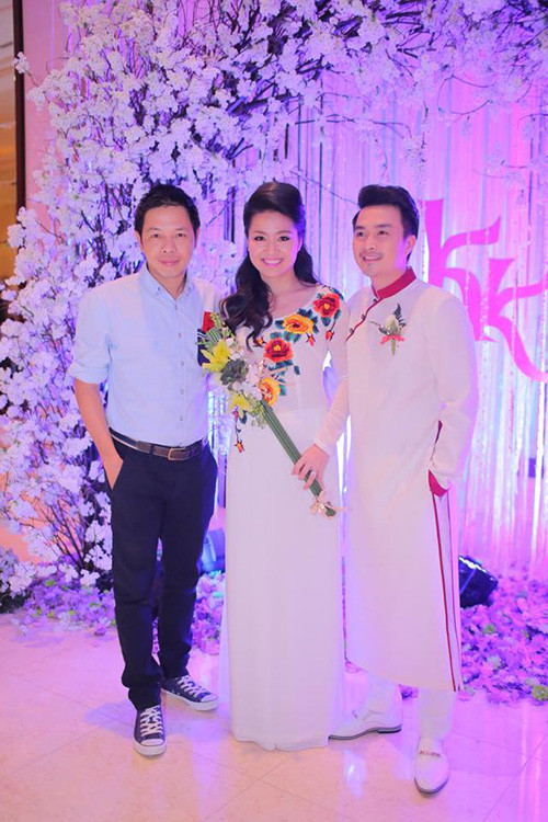 Diễn viên Thái Hòa ăn mặc bảnh bao, lịch sự. 5a-4045-1420026867.jpg