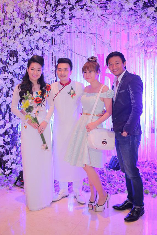 Diễn viên Quý Bình (phải) là bạn của cả cô dâu và chú rể. Mới đây, anh đóng cùng Lê Khánh bộ phim "Độc thân tuổi 30". 8_1420027154.jpg