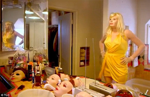 Ông lão 70 tuổi thích cải trang thành mỹ nữ cao su