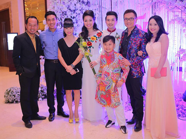 Nghệ sĩ Kiều Minh Tuấn (áo xanh), Cát Phượng, Đại Nghĩa... và một số nghệ sĩ khác. 7-4618-1420026867.jpg