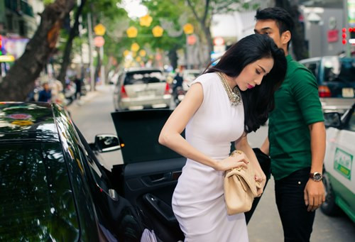 Thủy Tiên khoe thân hình gợi cảm, chạy show sau đám cưới