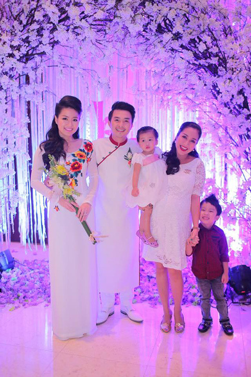 Ốc Thanh Vân dắt hai con nhỏ đi đám cưới. Ốc, Lê Khánh và Thanh Thúy là những người bạn cùng trang lứa, xuất thân từ trường Sân khấu Điện ảnh TP HCM. Hiện, họ đều là những nữ diễn viên hot nhất phía Nam. 10_1420027504.jpg