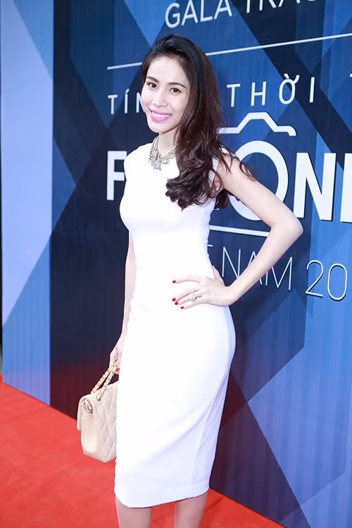 Thủy Tiên khoe thân hình gợi cảm, chạy show sau đám cưới