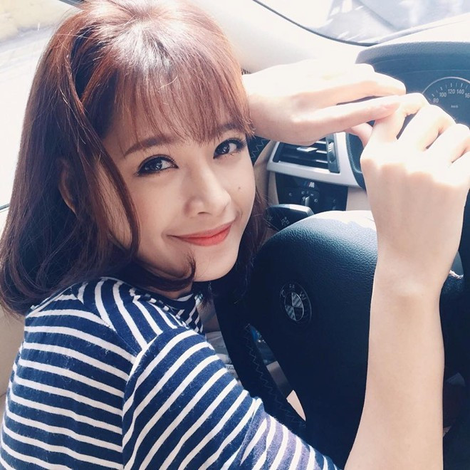 Người quản lý của Chi Pu tiết lộ, chiếc xế mới được mua vào hôm 29/12 và có giá 2 tỷ đồng. Chi Pu cũng tự hào khoe đây là phần thưởng cho bản thân cô sau một năm miệt mài chạy show từ đóng phim, dự event, đóng quảng cáo. Sắp tới đây, Chi Pu sẽ xuất hiện trong cuộc thi Bước nhảy hoàn vũ. 