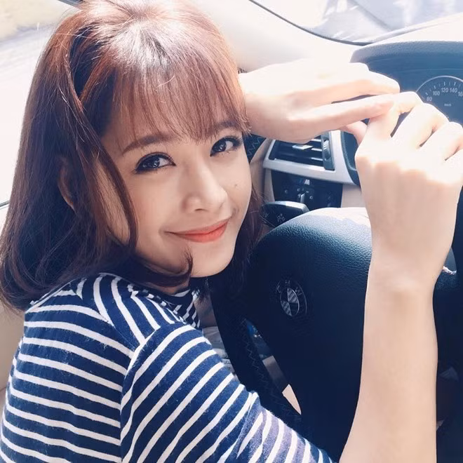 Người quản lý của Chi Pu tiết lộ, chiếc xế mới được mua vào hôm 29/12 và có giá 2 tỷ đồng. Chi Pu cũng tự hào khoe đây là phần thưởng cho bản thân cô sau một năm miệt mài chạy show từ đóng phim, dự event, đóng quảng cáo. Sắp tới đây, Chi Pu sẽ xuất hiện trong cuộc thi Bước nhảy hoàn vũ. Người quản lý của Chi Pu tiết lộ, chiếc xế mới được mua vào hôm 29/12 và có giá 2 tỷ đồng. Chi Pu cũng tự hào khoe đây là phần thưởng cho bản thân cô sau một năm miệt mài chạy show từ đóng phim, dự event, đóng quảng cáo. Sắp tới đây, Chi Pu sẽ xuất hiện trong cuộc thi Bước nhảy hoàn vũ.