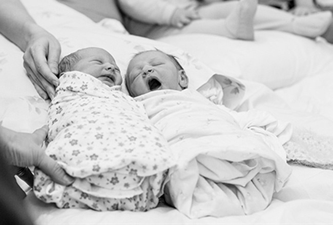 “Xem tận mắt” cặp song sinh chui ra từ bụng mẹ ảnh 17