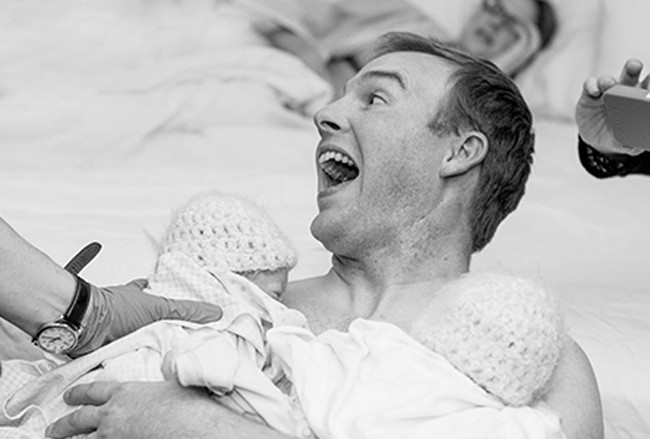 “Xem tận mắt” cặp song sinh chui ra từ bụng mẹ ảnh 13