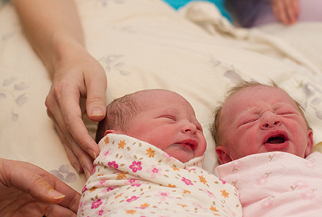 “Xem tận mắt” cặp song sinh chui ra từ bụng mẹ ảnh 16