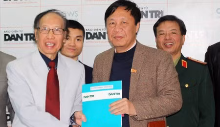 Ông Nguyễn Ngọc Nam - Tổng Biên tập báo Giáo dục và Thời đại (bên phải ảnh) - ký kết thỏa thuận hợp tác trao đổi thông tin với ông Phạm Huy Hoàn - Tổng Biên tập báo điện tử Dân trí. 