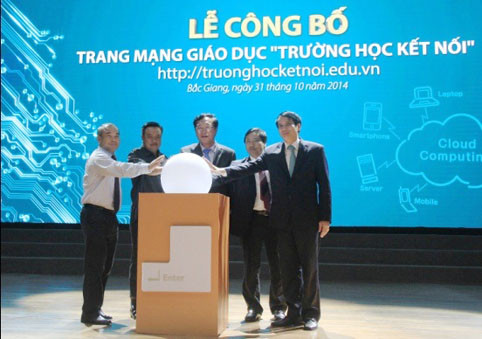 Các đồng chí lãnh đạo Bộ GD&ĐT, Tập đoàn Viễn thông Quân đội Viettel ấn nút khai trương trang mạng giáo dục “Trường học liên kết”.