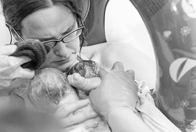 “Xem tận mắt” cặp song sinh chui ra từ bụng mẹ ảnh 8