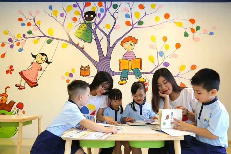 Cô và trò Trường MN May Kindergarten.