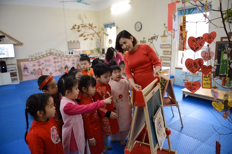 Cô và trò trường MN Xuân La, Tây Hồ, HN.