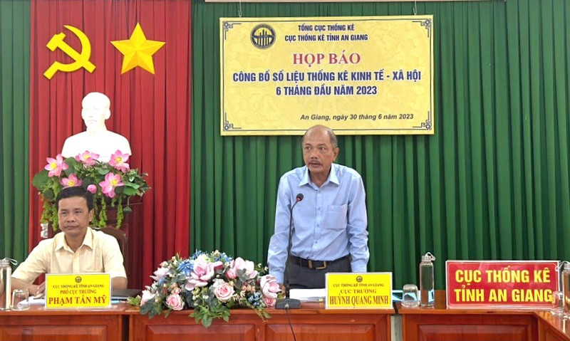Ông Huỳnh Quang Minh, Cục trưởng Cục Thống kê tỉnh An Giang phát biểu tại cuộc họp. (Ảnh: N.C) Ông Huỳnh Quang Minh, Cục trưởng Cục Thống kê tỉnh An Giang phát biểu tại cuộc họp. (Ảnh: N.C)