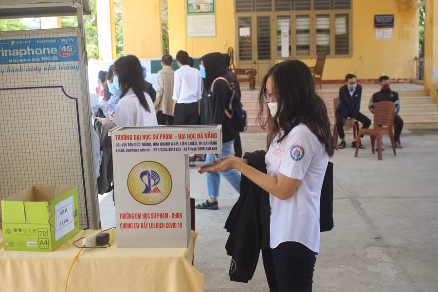 Học sinh Quảng Nam thực hiện các biện pháp phòng, chống dịch trong kỳ thi tốt nghiệp THTP đợt 1 năm 2020