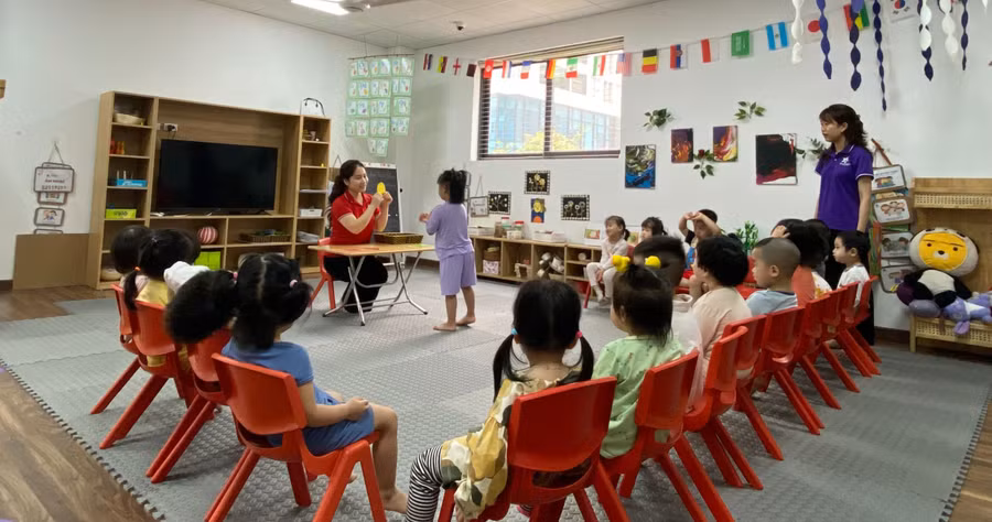 Tiết học của cô trò Trường Mầm non Sasuke (Thanh Xuân, Hà Nội). Ảnh Văn Đức