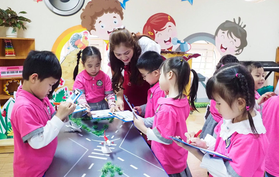 Cô trò Trường Mầm non Ánh Sao (Cầu Giấy, Hà Nội) tham gia hoạt động ngoại khóa. Ảnh: NVCC