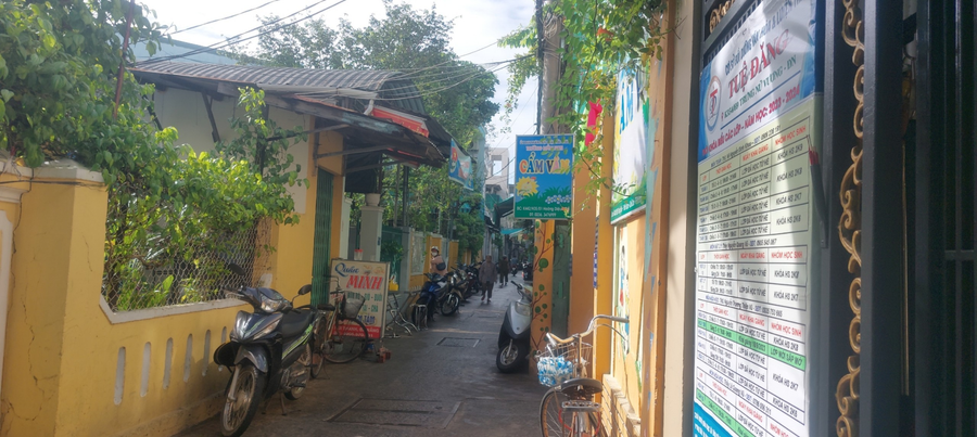 Trường Mầm non Cẩm Vân nằm lọt thỏm giữa khu dân cư. Trường Mầm non Cẩm Vân nằm lọt thỏm giữa khu dân cư.