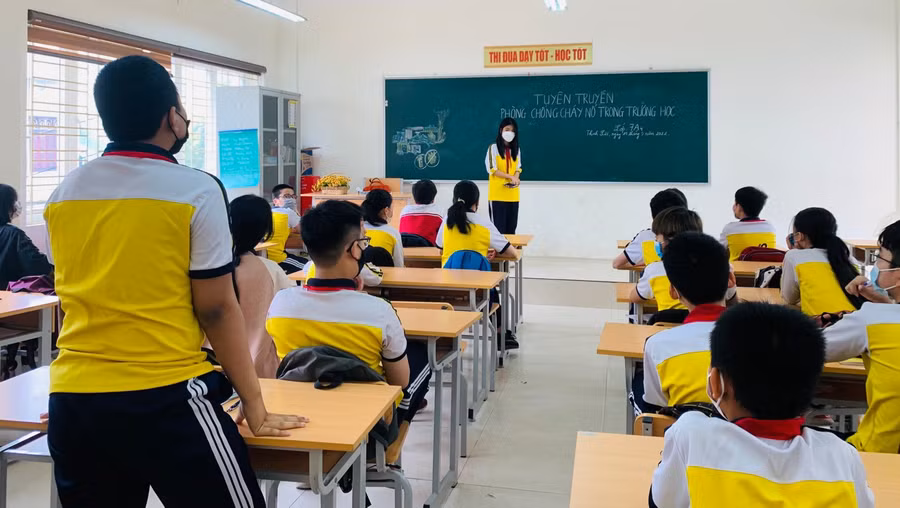 Một buổi tuyên truyền về phòng chống cháy nổ trong trường học. Ảnh: Lê Cường