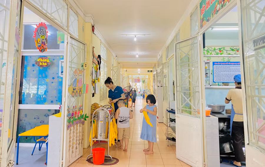 Phòng học của Trường Mầm non Cẩm Vân nằm đối diện với khu vực bếp của nhà trường.