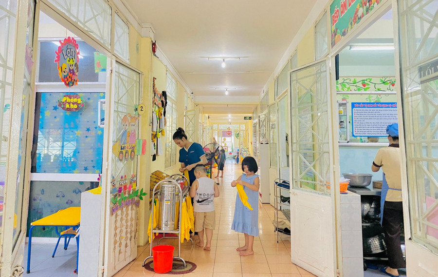 Phòng học của Trường Mầm non Cẩm Vân nằm đối diện với khu vực bếp của nhà trường. Phòng học của Trường Mầm non Cẩm Vân nằm đối diện với khu vực bếp của nhà trường.