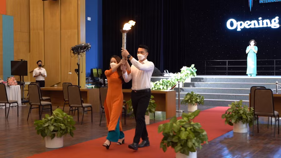 Lễ rước đuốc truyền thống của nhà trường được ghi hình từ trước trong điều kiện giãn cách của dịch Covid-19.
