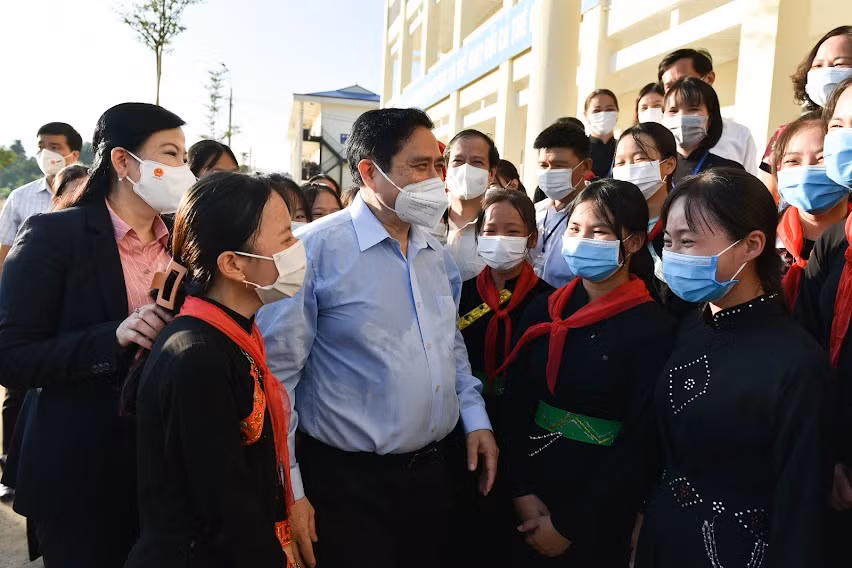 Thủ tướng Phạm Minh Chính và đoàn công tác của Chính phủ thăm, động viên học sinh Trường PTDT nội trú THCS Định Hóa.