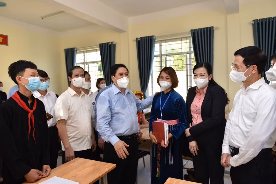 Thủ tướng Phạm Minh Chính và đoàn công tác của Chính phủ thăm, động viên thầy cô, học sinh Trường PTDT nội trú THCS Định Hóa.