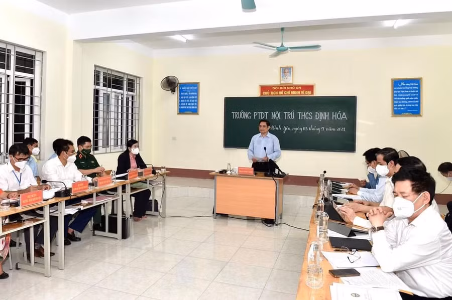 Thủ tướng Phạm Minh Chính phát biểu trong buổi làm việc với tỉnh Thái Nguyên tại Trường PTDT nội trú THCS Định Hóa.