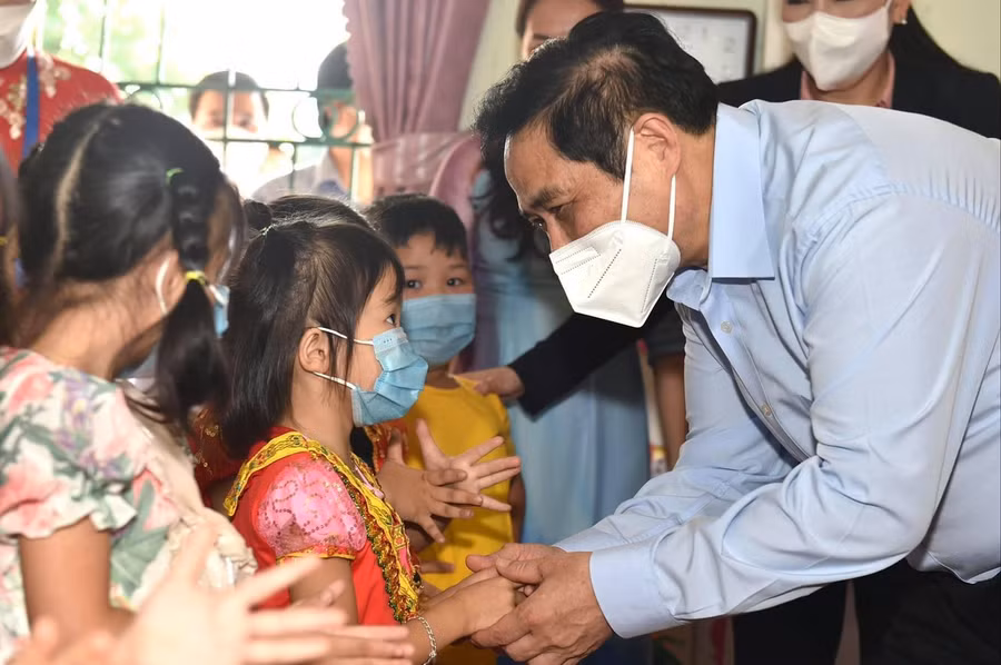 Thủ tướng Phạm Minh Chính thăm các cháu Trường mầm non Bình Yên.