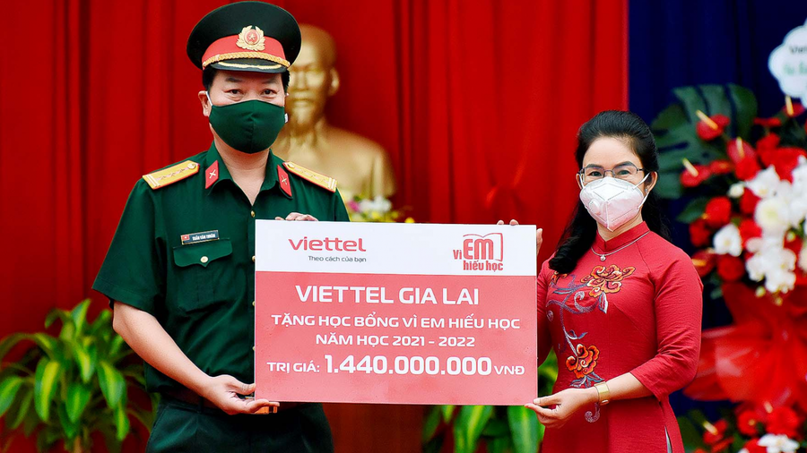 Viettel Gia Lai trao tặng học bổng Vì em hiếu học năm học 2021-2022.