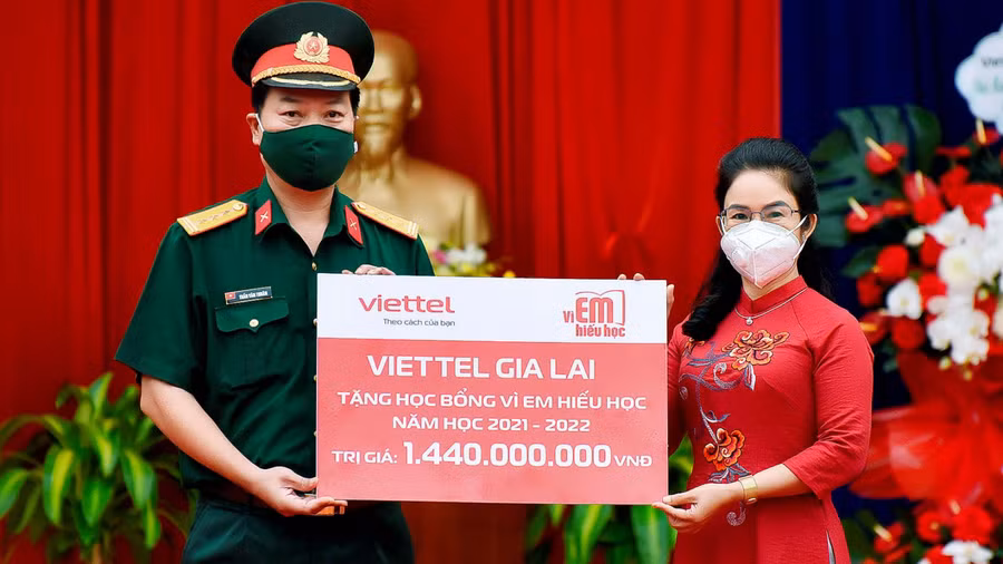 Viettel Gia Lai trao tặng học bổng Vì em hiếu học năm học 2021-2022.