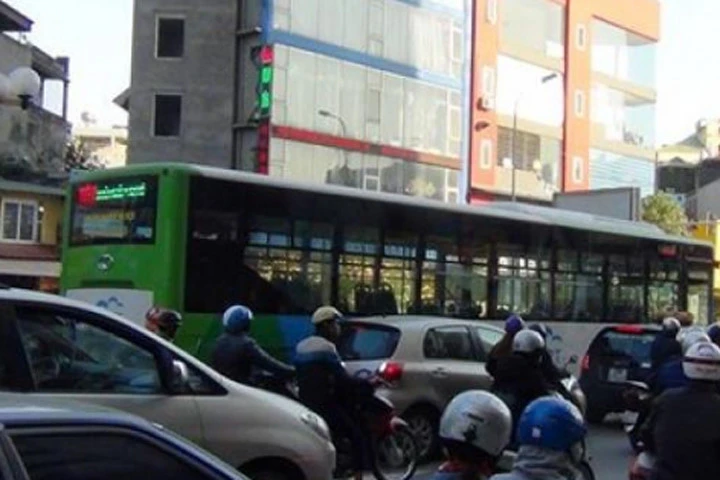 Buýt nhanh BRT chạy thử nghiệm trong cảnh ùn tắc