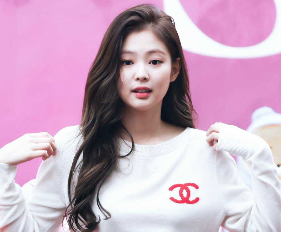 Mặt tròn, cằm ngắn, mũi thấp nhưng Jennie (BlackPink) vẫn “cân đẹp” mọi cách trang điểm và kiểu tóc