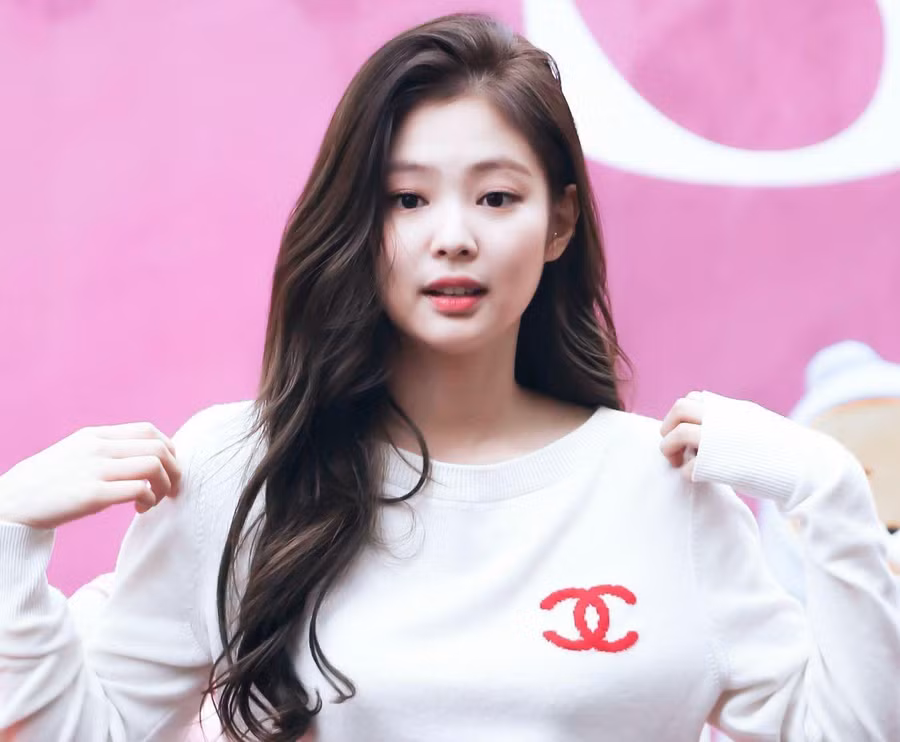 Mặt tròn, cằm ngắn, mũi thấp nhưng Jennie (BlackPink) vẫn “cân đẹp” mọi cách trang điểm và kiểu tóc