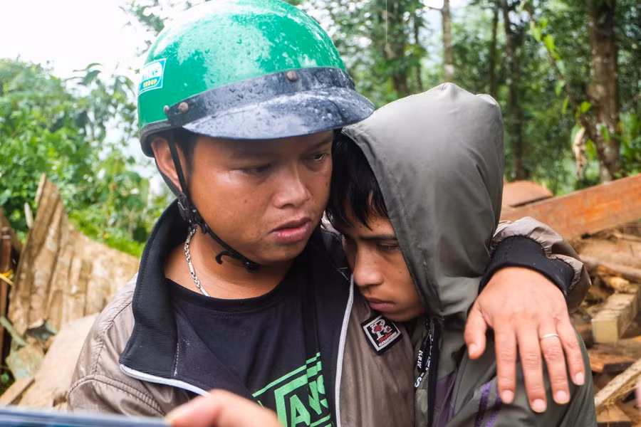 Động viên những người thân có nạn nhân đang bị mất tích.