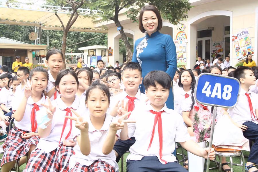 Cô - trò Trường Tiểu học Vĩnh Tuy (Hai Bà Trưng, Hà Nội). Ảnh: TG Cô - trò Trường Tiểu học Vĩnh Tuy (Hai Bà Trưng, Hà Nội). Ảnh: TG
