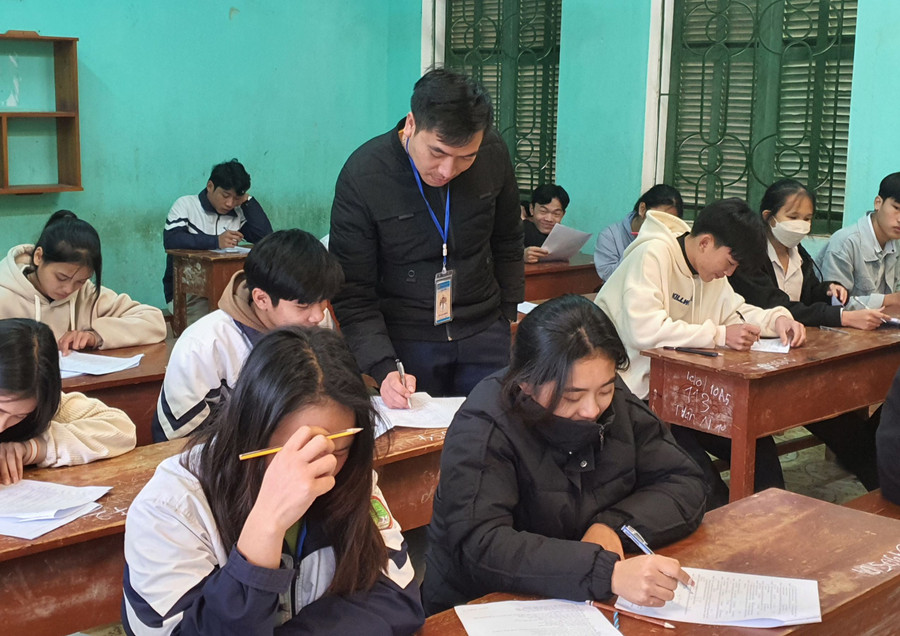 Thầy trò Trường THPT Mường Chiềng (Đà Bắc, Hòa Bình).