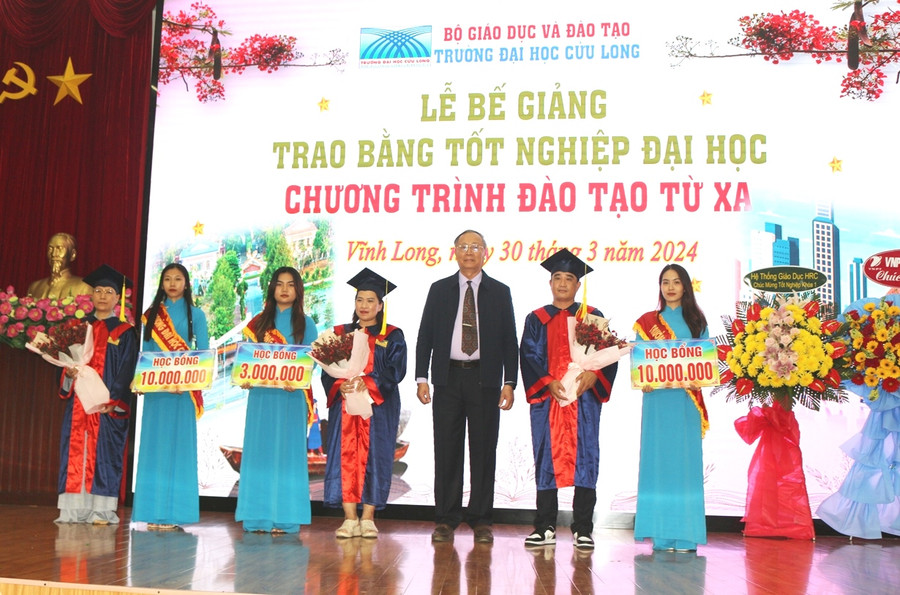 Tân cử nhân trao tặng quỹ học bổng của nhà trường. Tân cử nhân trao tặng quỹ học bổng của nhà trường.