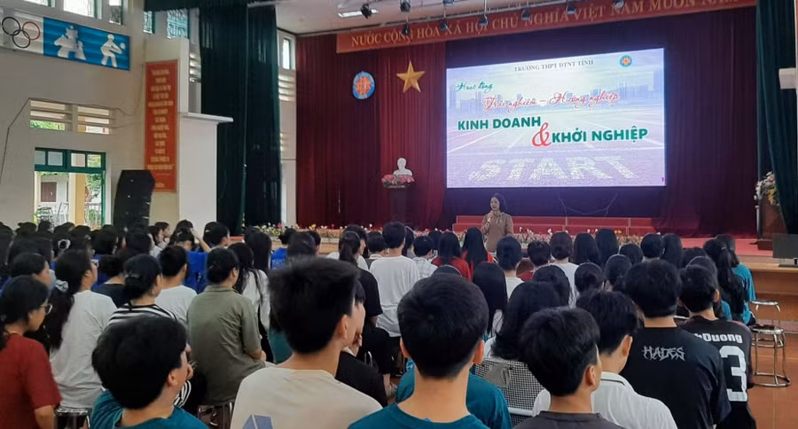 Học sinh Trường THPT DTNT tỉnh Lạng Sơn tham gia ngày hội trải nghiệm hướng nghiệp. Ảnh: NT