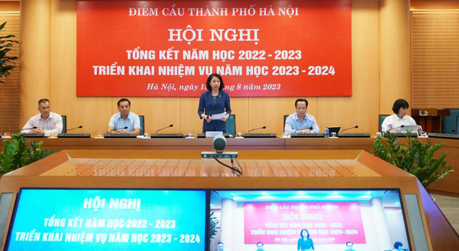 Bà Vũ Thu Hà - Phó Chủ tịch UBND TP Hà Nội phát biểu tại điểm cầu Hà Nội. Bà Vũ Thu Hà - Phó Chủ tịch UBND TP Hà Nội phát biểu tại điểm cầu Hà Nội.