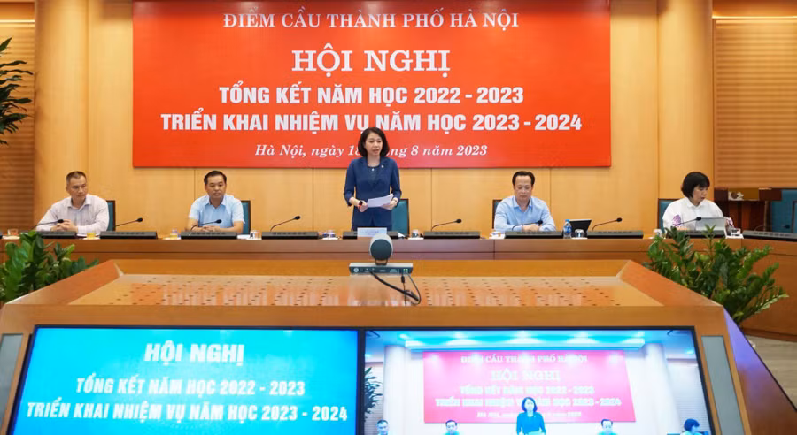 Bà Vũ Thu Hà - Phó Chủ tịch UBND TP Hà Nội phát biểu tại điểm cầu Hà Nội.