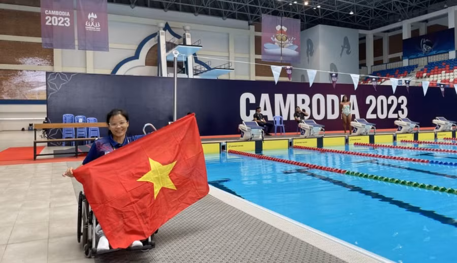 Kình ngư Nguyễn Thị Sari thi đấu ASEAN Para Game 2023 ở Campuchia.