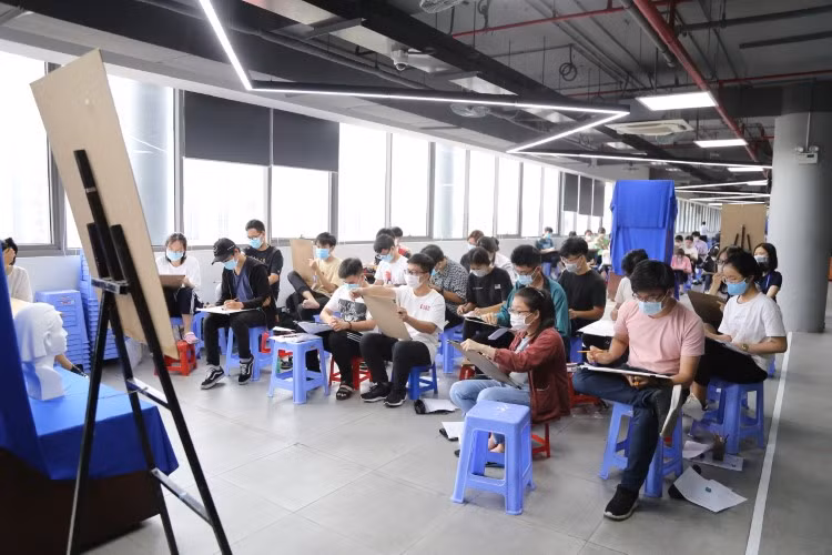 Thí sinh thi năng khiếu Vẽ tại VLU.