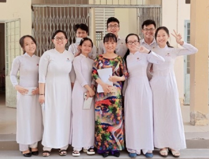 Cô Nguyễn Thị Tuyết Linh, Tổ trưởng Tổ Sinh - Kỹ thuật - Công nghệ, Trường THPT Bùi Hữu Nghĩa (TP Cần Thơ) cùng học sinh.