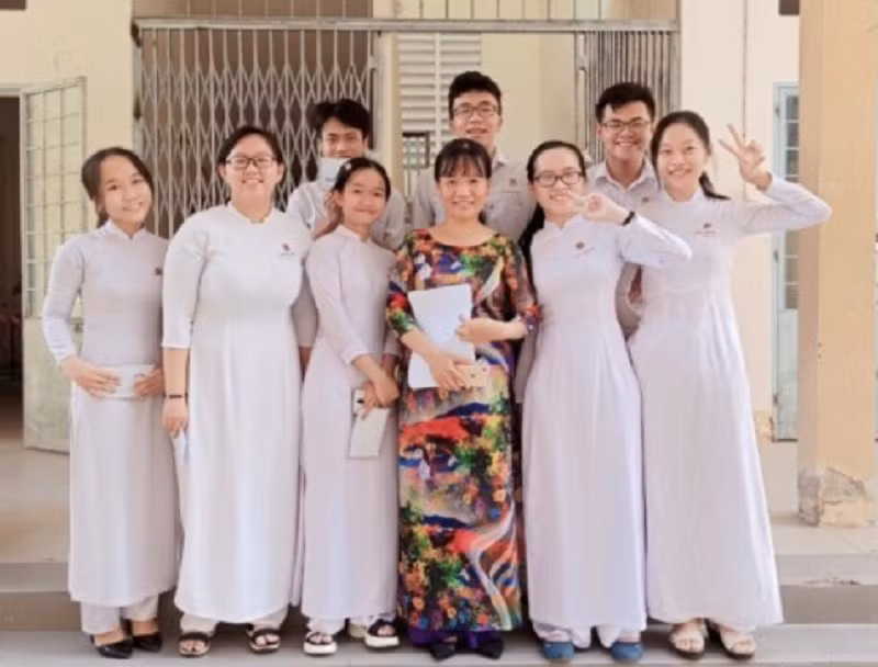 Cô Nguyễn Thị Tuyết Linh, Tổ trưởng Tổ Sinh - Kỹ thuật - Công nghệ, Trường THPT Bùi Hữu Nghĩa (TP Cần Thơ) cùng học sinh.