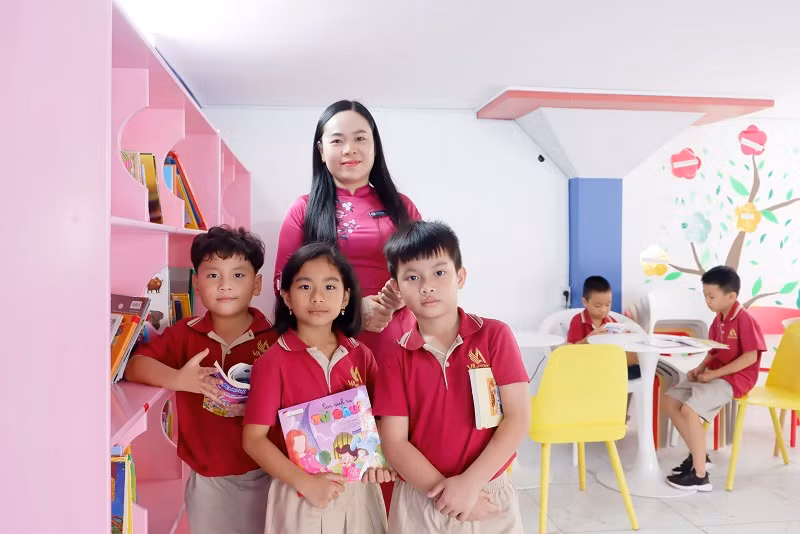 Học sinh và giáo viên Trường Tiểu học song ngữ Việt Mỹ, TP Vũng Tàu.