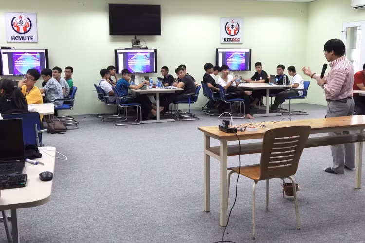 Một lớp học tại phòng dạy học số của HCMUTE.
